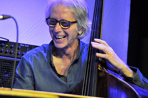 Paolino Dalla Porta spielt Kontrabass