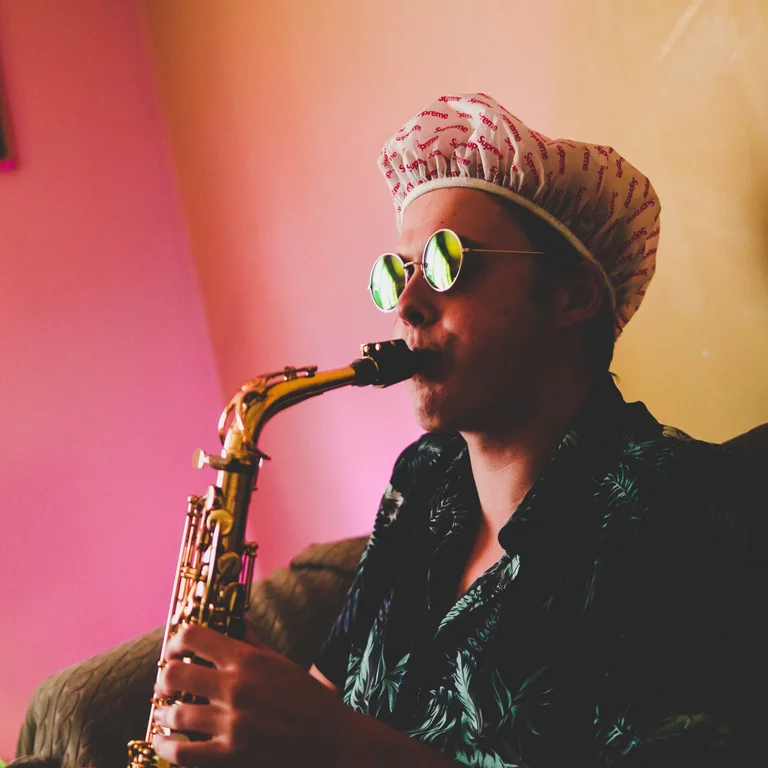 Ein Saxofonist mit Sonnenbrille