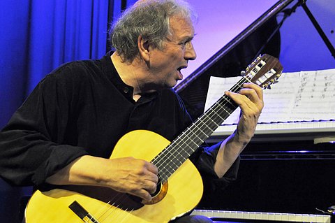 Ralph Towner mit Gitarre