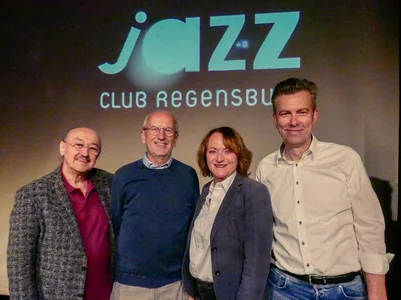 Die Vorstandsmitglieder Winfried Freisleben, Bernhard Lindner, Eva Brandl, Peter Reiterer vor dem Jazzclub Logo