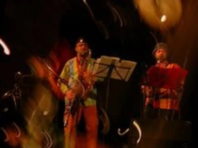 Musiker:innen auf der Bühne, die traditionelle Jazzmusik spielen