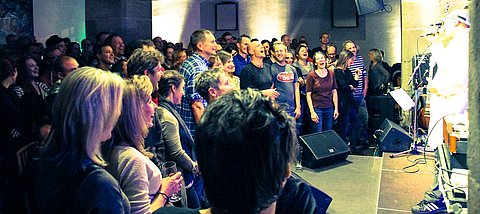Publikum vor der Bühne im Leeren Beutel