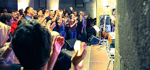 Publikum vor Jazzkantine bei Zugabe