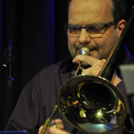 SESSION IM LEEREN BEUTEL